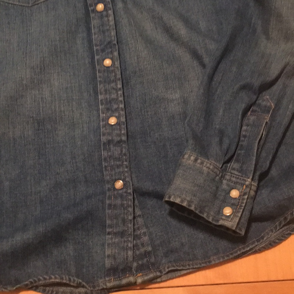 New! Levi’s button down top- - Picture 3 of 4